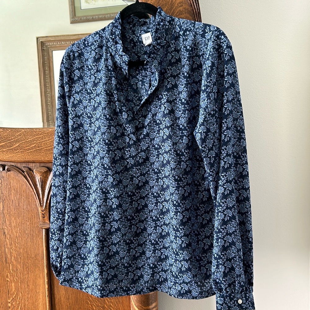 Gap tunic blue on blue floral. Length 26”. Bust 22” Like new